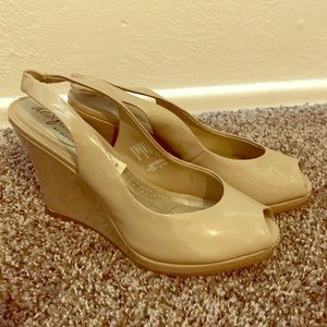 Women’s tan wedges